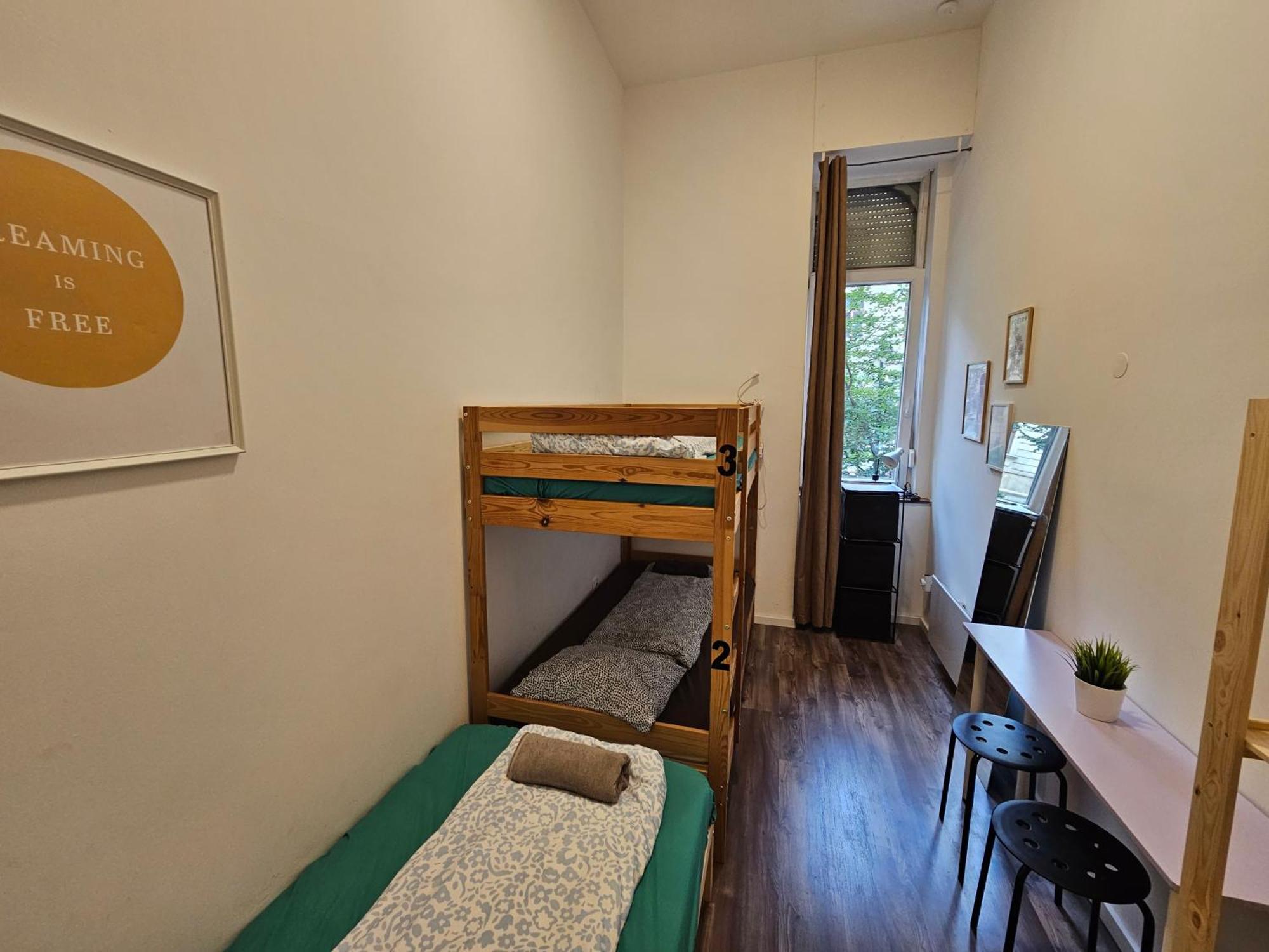 Urban Nomad Rooms And Hostel In City Center — Photos 1